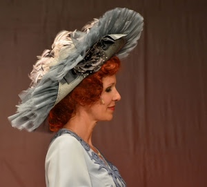 cappello, profilo, donna, capelli, rossi, piume, grigio, vestito, naso, bocca, elegante, occhi, viso, ritratto