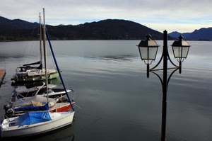 barche, lampione, lago, acqua, colline, alberi, lampioni, montagne, rosso, riflesso, nuvole, porto, blu, cielo, bianco