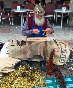cappello, artigiano, barba, paglia, tavolini, artigianato, attrezzi, sedie, mani, anziano