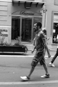 uomo, strada, bianconero, passante, camminare, barba, passanti, vetrina