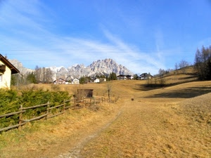 montagna, staccionata, montagne, prato, panorama, cielo, alberi, sentiero, fili, casa, paesaggio, siepe, pini
