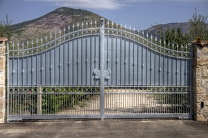 cancello, ferro, montagna, alberi, strada, montagne, pilastri, colline, chiuso, cielo