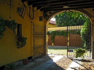 cancello, arco, piante, attrezzi, ingresso, giallo, travi, ferro