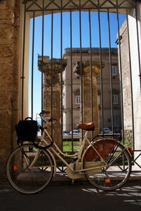 colonne, bicicletta, cancello, palazzo, due, inferriata, ruote