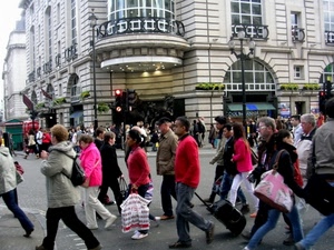 strada, persone, passanti, palazzo, città, borse, gente, balconi, balcone, palazzi