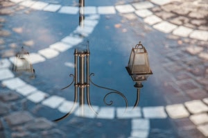 lampione, riflesso, pozzanghera, acqua, strada, selciato, bianco
