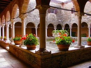 colonne, chiostro, vasi, fiori, portico, archi, pozzo, piante