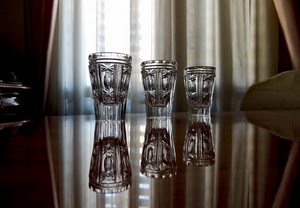 tre, bicchieri, riflesso, vetro, tavolo, tende, finestra, riflessi