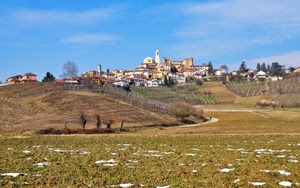 alberi, campanile, nuvole, cielo, verde, neve, panorama, paesaggio, borgo, erba, chiesa, paese, campagna, prato, bianco, strada, case, azzurro, colline, collina