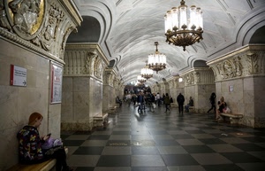 lampadari, stazione, persone, panchine, archi, galleria, luci, passanti, piastrelle, interno