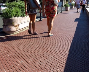 gambe, donne, persone, marciapiede, piante, vasi, ombre, verde, piastrelle, strada, due, ombra, pianta, borse, camminare, passeggiata, estate