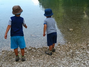 acqua, bambini, sassi, due, cappelli, pietre