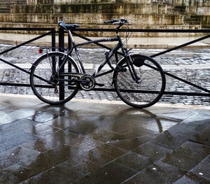 bicicletta, ruote, ringhiera, strada, manubrio, riflesso, pioggia, bici, bagnato, sella, pavimento, sellino, pedali, porfido