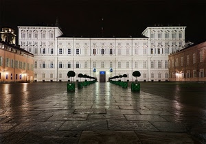 piazza, palazzo, notturno, notte, prospettiva, luci, pioggia, riflessi, vasi, alberi