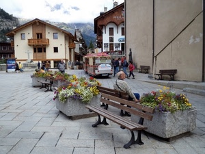 panchine, fiori, piazza, vasi, case, persone, panchina, fioriere