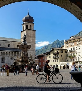 fontana, bicicletta, campanile, piazza, case, cielo, persone, montagna, chiesa, nuvole, arco, montagne, cupola, palazzi, statua
