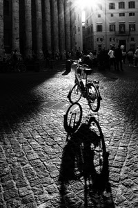 controluce, bicicletta, ombra, bianconero, piazza, colonne, persone