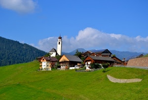 campanile, prato, verde, case, nuvole, chiesa, borgo, montagne, tetti, azzurro, cielo, paese, panorama, montagna, bosco, alberi, erba, prati, villaggio, collina, paesaggio