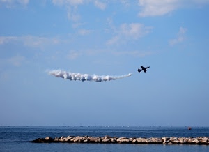 mare, aereo, scia, cielo, scogli, acqua, nuvole