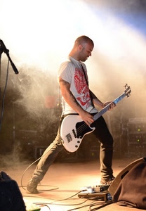 chitarra, musicista, fumo, musica, concerto, palco, chitarrista, suonare, suonatore, luci, maglietta