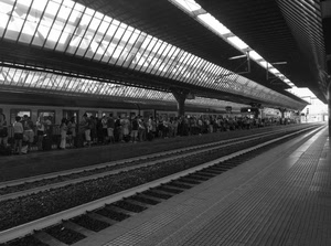 stazione, binari, treno, bianconero, gente, prospettiva, binario, passeggeri, pensilina, attesa