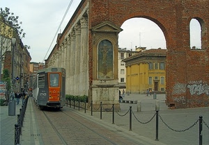 tram, arco, edicola, rotaie, porta, binari, strada, paletti, colonne, milano