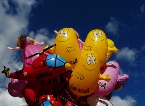 palloncini, giallo, nuvole, cielo, rosa, rosso, elicottero, colori, blu, occhi, giocattoli, pupazzi, barbapapà, azzurro, sorriso