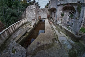 lavatoio, acqua, ringhiera, alberi, riflesso, muri, pietre, archi, inferriata, vasca, fontana