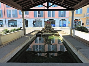 acqua, lavatoio, fontana, finestre, riflesso, riflessi, tettoia, casa, piante, verde, tetto, colonne, porte, archi, rosa