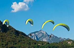 quattro, montagne, nuvole, cielo, alberi, volare, sport, giallo, montagna, deltaplani, deltaplano, parapendio, verde, parapendii