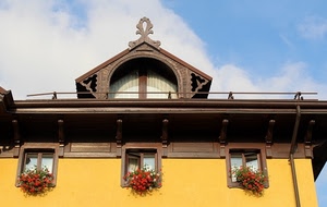 fiori, finestre, abbaino, nuvole, cielo, tre, giallo, casa, rosso, tetto, grondaia, arco, vetri, vasi, piante, marrone, azzurro