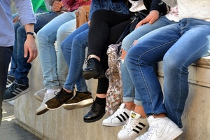 jeans, scarpe, gambe, nero, ragazzi, piedi, bianco, orologio, azzurro, pantaloni, mano, blu, mani, muretto, sneakers, sedute, ginnastica