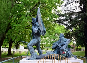 monumento, alberi, verde, bandiera, statue, statua, parco, soldati, cimitero, armi, bronzo, ringhiera, lapidi, rami