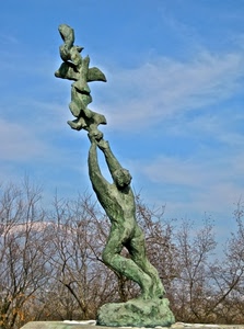 alberi, cielo, statua, rami, nuvole, uomo, monumento, verde, scultura, uccelli, bronzo, azzurro, spogli, braccia, volo
