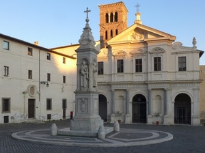 piazza, chiesa, finestre, campanile, croci, porte, cielo, statue, portoni, facciata, croce, monumento, paracarri, colonna, obelisco, palazzo, torre, case, azzurro, trifora, timpano