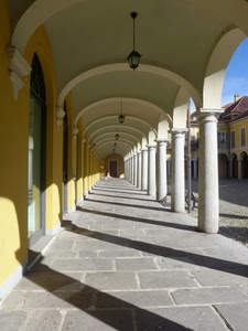 colonne, archi, lampioni, ombre, portico, portici, prospettiva, ombra, giallo