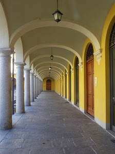 colonne, giallo, porte, portico, lampioni, prospettiva, archi, portici, lampade, volte