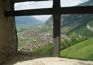 verde, panorama, montagne, paese, fiume, finestra, case, grata, cielo, paesaggio, montagna, inferriata, erba, alberi, strade, vallata, scorcio, ferro, sbarre