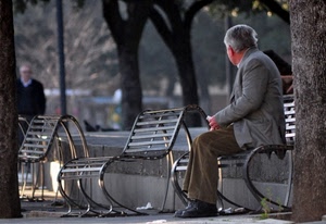 alberi, panchine, persone, giacca, seduto, panchina, uomo, parco, tronchi, ferro, pantaloni, tronco, scarpe, viale, metallo