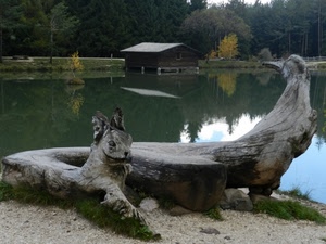 lago, legno, alberi, acqua, tronco, riflessi, riflesso, sculture, casa, baita, verde, scultura, panchina, albero, animali