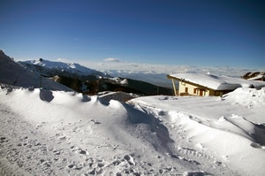 neve, casa, montagna, montagne, cielo, bianco, inverno, azzurro, baita, panorama, orme, nuvole, rifugio, finestre, porta, tetto, monti