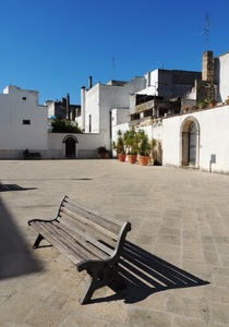 panchina, piazza, ombra, bianco, case, vasi, cielo