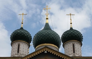 tre, croci, cupole, oro, nuvole, chiesa, verde, cielo