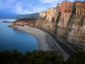 strada, case, mare, spiaggia, alberi, scogliera, cielo, costa, sabbia, nuvole, finestre, rocce, acqua, azzurro, roccia, promontorio, borgo, paesaggio, striscia