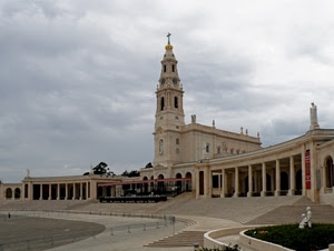 chiesa, campanile, piazza, nuvole, colonne, scalinata, gradini