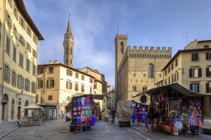 piazza, campanile, torre, mercato, finestre, bancarelle, palazzi, case, cielo, merli, azzurro, edicola, persone, castello, porte, città