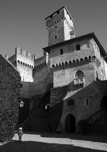 castello, bianconero, torre, finestre, merli, balcone, lampioni, bambino, ombra, siepe