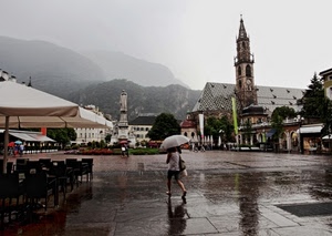campanile, ombrello, piazza, pioggia, chiesa, ombrelloni, sedie, monumento, montagne, passante, case, acqua, riflesso, statua, maltempo, ombrellone, persone