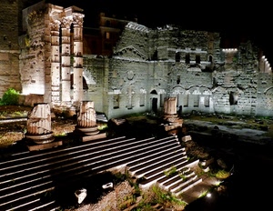 colonne, rovine, notte, scalinata, ruderi, luci, gradini, scalini, notturno, tempio, capitelli, scala, roma, archeologia, finestre, ombre, antichità