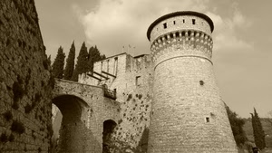 torre, castello, ponte, alberi, nuvole, bianconero, arco, archi, cipressi, fortezza